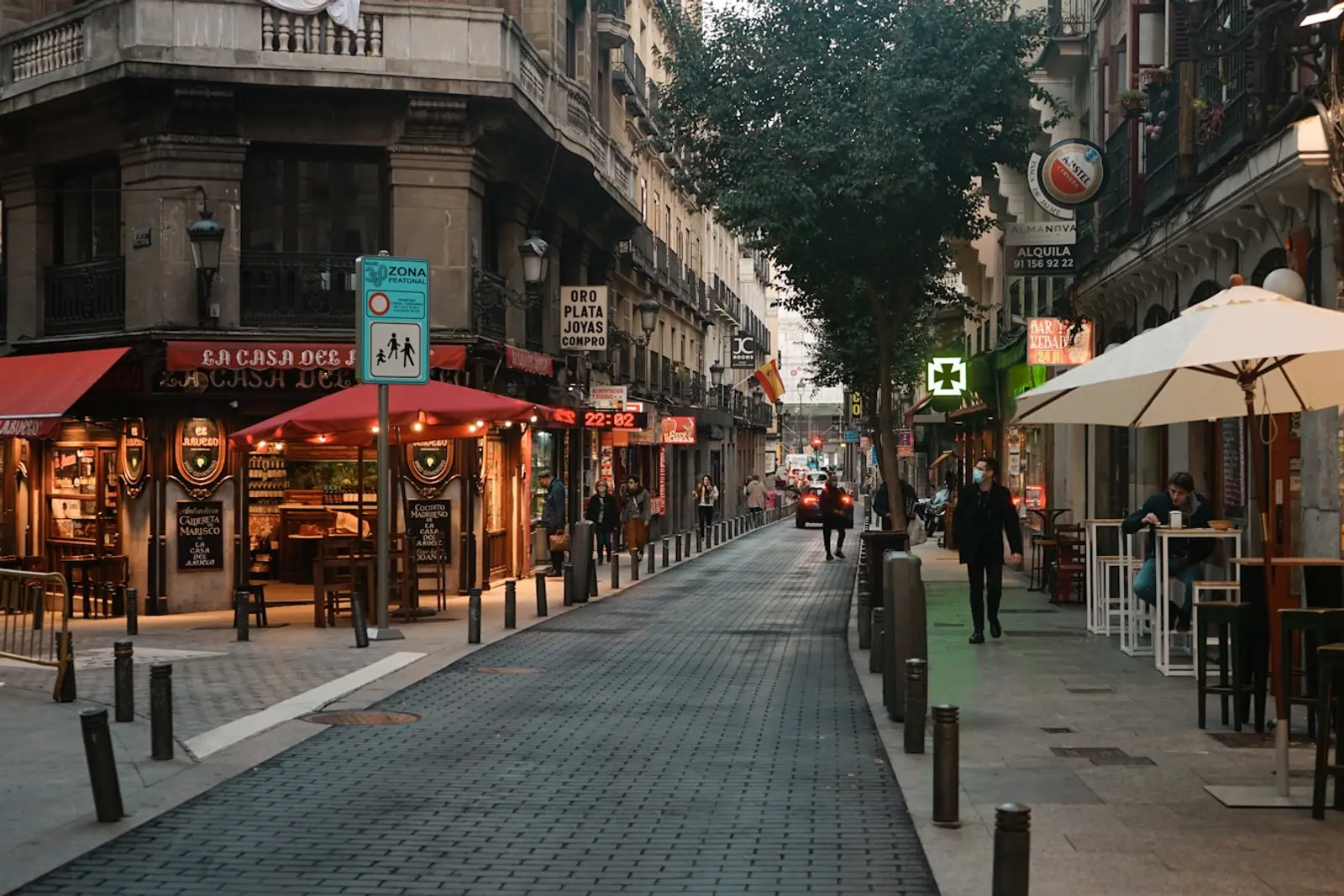 Calle peatonal del centro de Madrid con bares y comercios a ambos lados